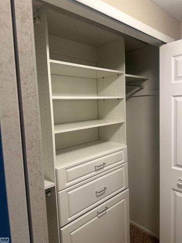 32553 Barclay Sq Square, Warren, MI 48093