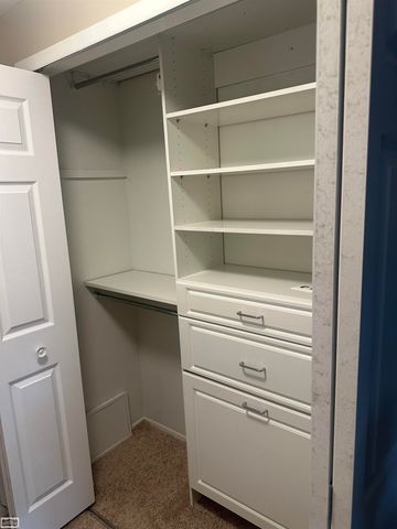 32553 Barclay Sq Square, Warren, MI 48093