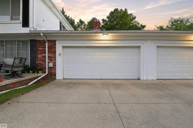 32553 Barclay Sq Square, Warren, MI 48093