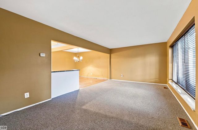 32553 Barclay Sq Square, Warren, MI 48093