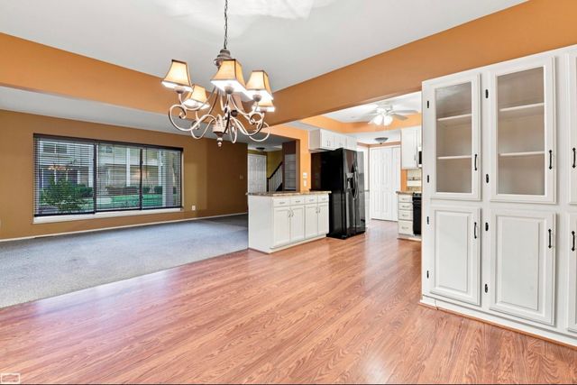32553 Barclay Sq Square, Warren, MI 48093