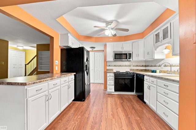 32553 Barclay Sq Square, Warren, MI 48093
