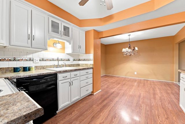 32553 Barclay Sq Square, Warren, MI 48093