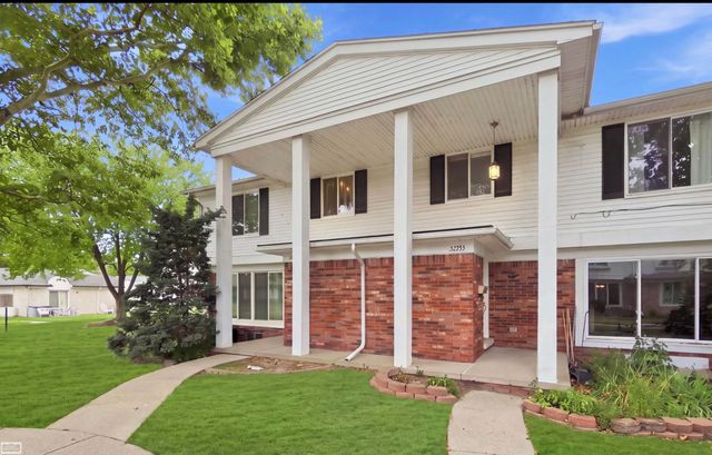 32553 Barclay Sq Square, Warren, MI 48093