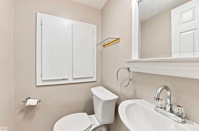 32553 Barclay Sq Square, Warren, MI 48093