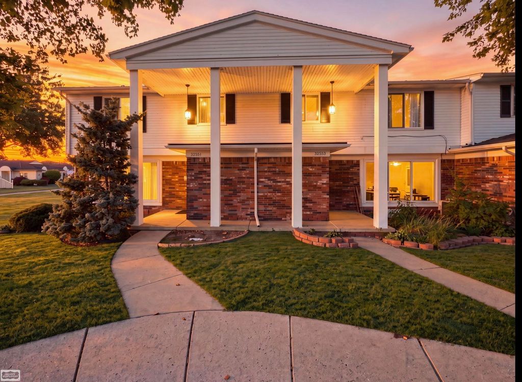 32553 Barclay Sq Square, Warren, MI 48093