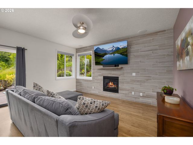 3245 Se HALL Ct, Troutdale, OR 97060