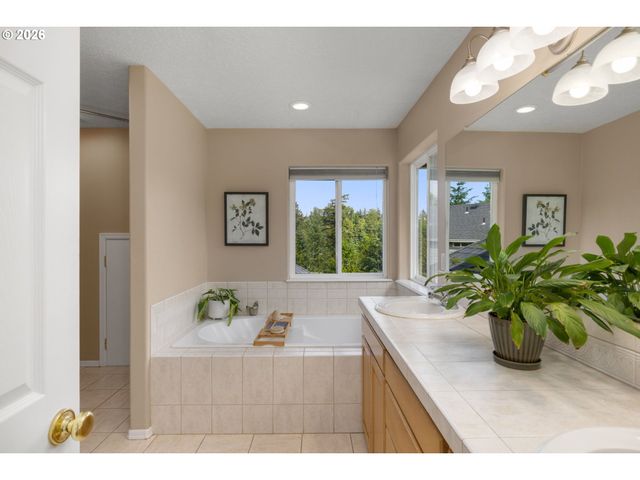 3245 Se HALL Ct, Troutdale, OR 97060