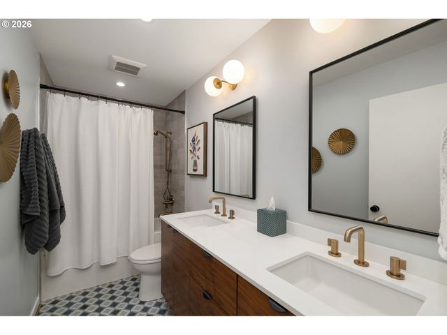 4767 Nw WOODSIDE Ter, Portland, OR 97210