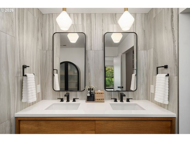 4767 Nw WOODSIDE Ter, Portland, OR 97210
