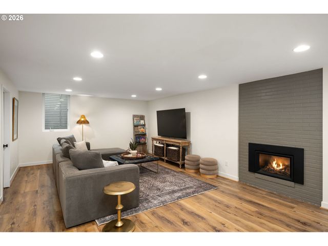 4767 Nw WOODSIDE Ter, Portland, OR 97210