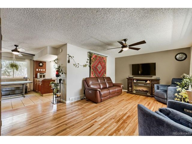 4 Seattle Ln, Longmont, CO 80501