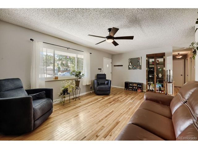 4 Seattle Ln, Longmont, CO 80501