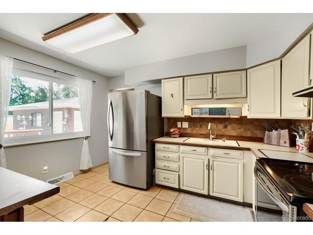 4 Seattle Ln, Longmont, CO 80501