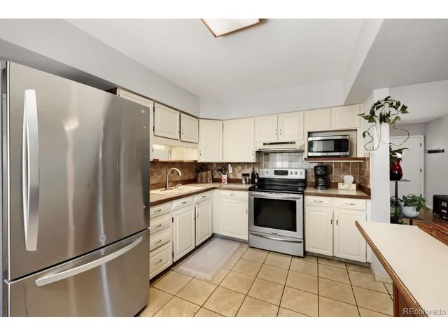 4 Seattle Ln, Longmont, CO 80501