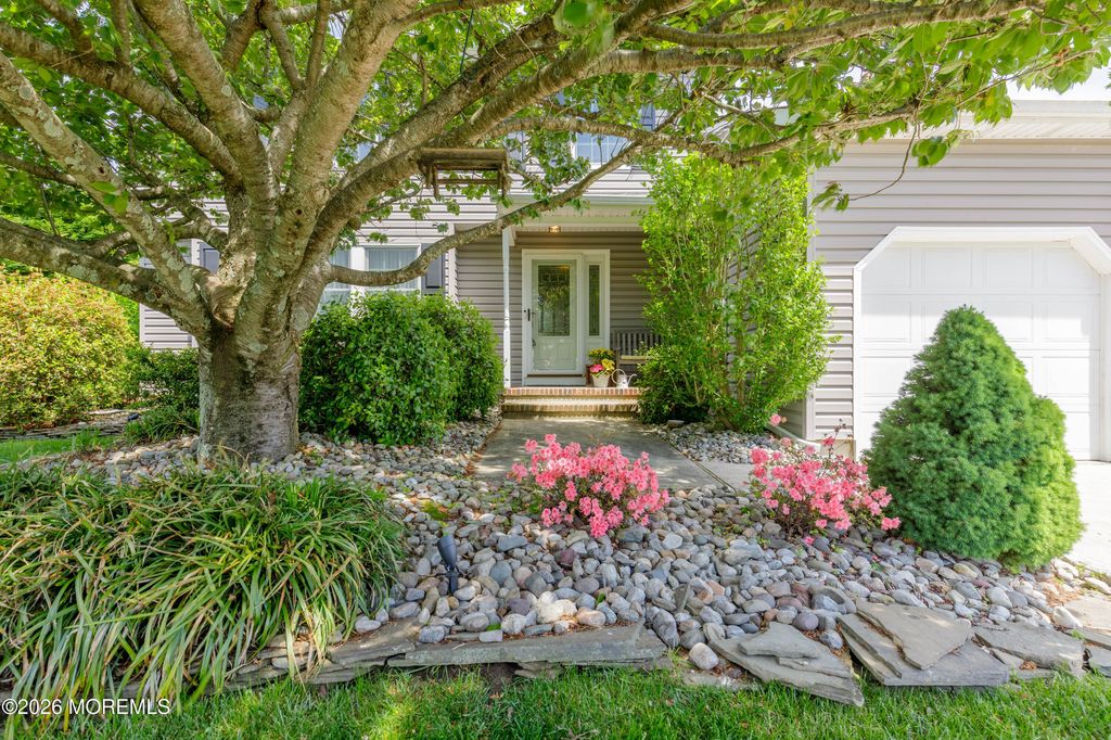 6 Davids Lane, Howell, NJ 07731