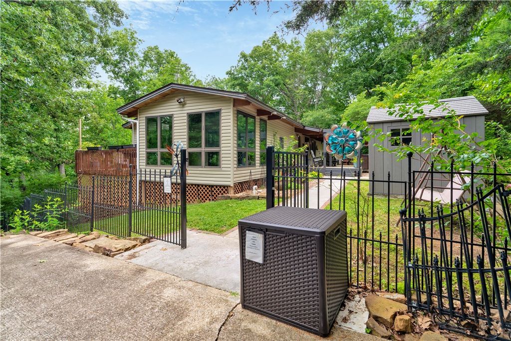 1524 N Hunter Drive, Fayetteville, AR 72701