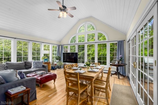 22 Hawthorn Dr, Roxbury Twp., NJ 07876