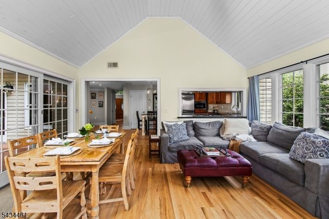 22 Hawthorn Dr, Roxbury Twp., NJ 07876