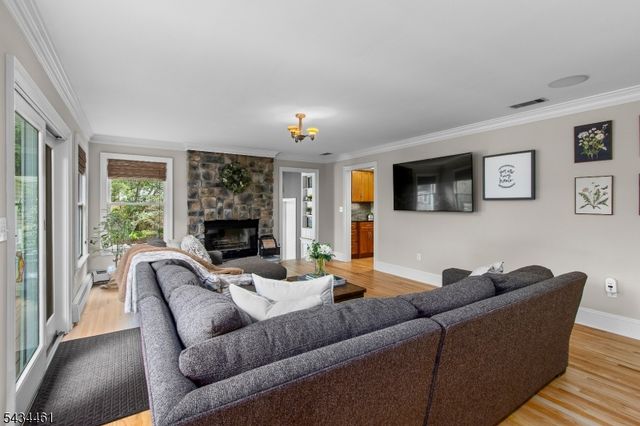 22 Hawthorn Dr, Roxbury Twp., NJ 07876