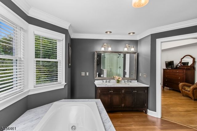 22 Hawthorn Dr, Roxbury Twp., NJ 07876