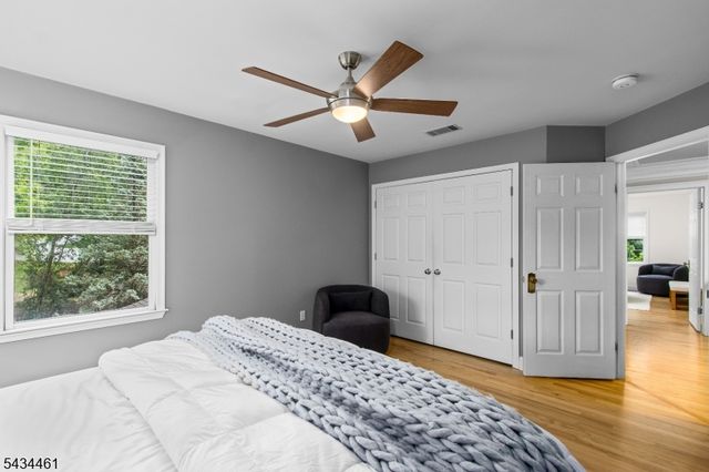 22 Hawthorn Dr, Roxbury Twp., NJ 07876