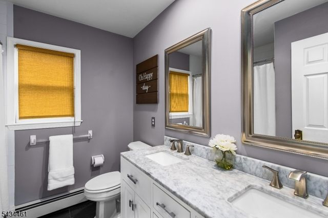 22 Hawthorn Dr, Roxbury Twp., NJ 07876