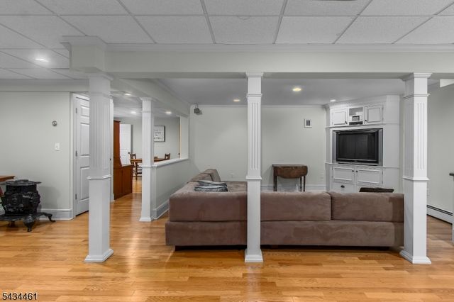 22 Hawthorn Dr, Roxbury Twp., NJ 07876
