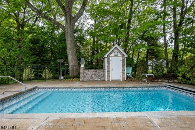 22 Hawthorn Dr, Roxbury Twp., NJ 07876