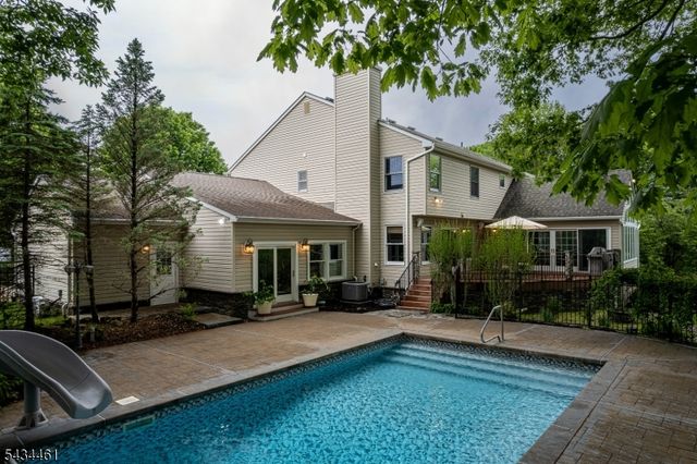 22 Hawthorn Dr, Roxbury Twp., NJ 07876