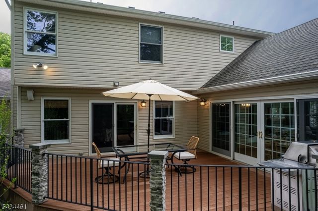 22 Hawthorn Dr, Roxbury Twp., NJ 07876