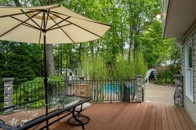 22 Hawthorn Dr, Roxbury Twp., NJ 07876
