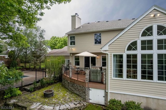 22 Hawthorn Dr, Roxbury Twp., NJ 07876