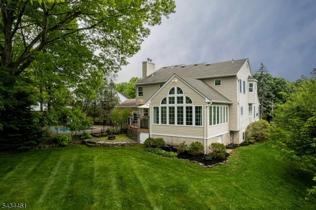 22 Hawthorn Dr, Roxbury Twp., NJ 07876