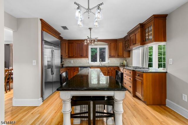 22 Hawthorn Dr, Roxbury Twp., NJ 07876