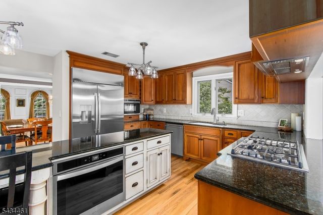 22 Hawthorn Dr, Roxbury Twp., NJ 07876