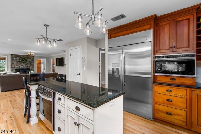 22 Hawthorn Dr, Roxbury Twp., NJ 07876