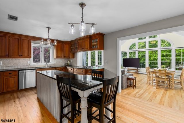 22 Hawthorn Dr, Roxbury Twp., NJ 07876