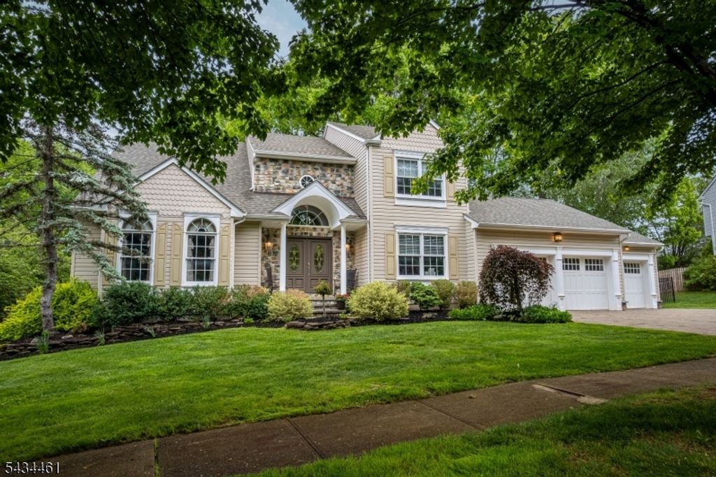 22 Hawthorn Dr, Roxbury Twp., NJ 07876