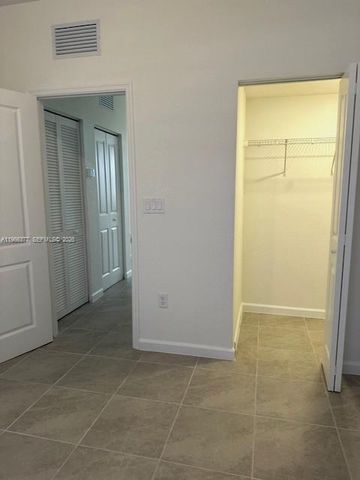 2582 SE 29th St, Homestead, FL 33035