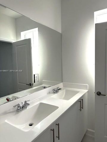 2582 SE 29th St, Homestead, FL 33035