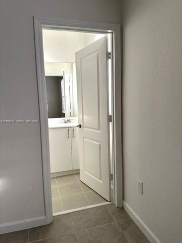 2582 SE 29th St, Homestead, FL 33035