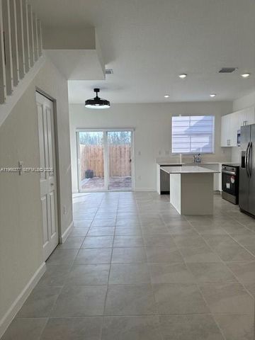 2582 SE 29th St, Homestead, FL 33035