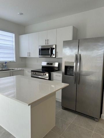 2582 SE 29th St, Homestead, FL 33035