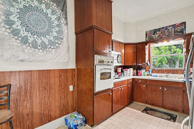 506 Woodard Avenue, Cleburne, TX 76033