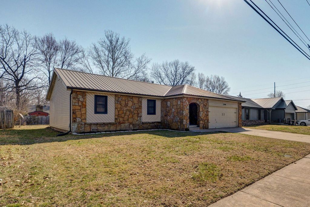 2546 S Fort Avenue, Springfield, MO 65807