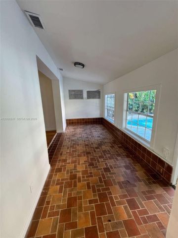 4582 Royal Palm Ave, Miami Beach, FL 33140