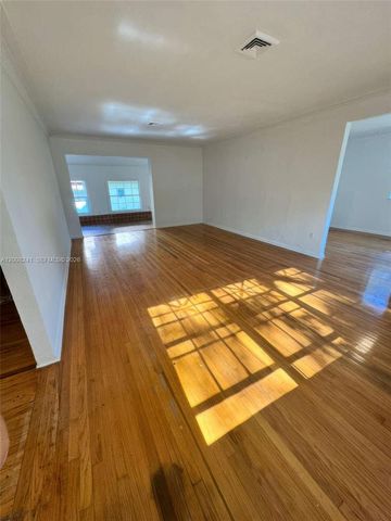 4582 Royal Palm Ave, Miami Beach, FL 33140