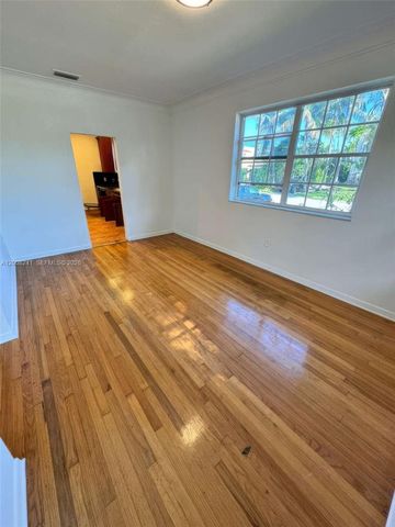 4582 Royal Palm Ave, Miami Beach, FL 33140