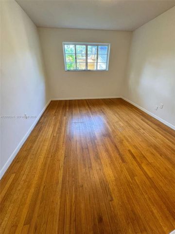 4582 Royal Palm Ave, Miami Beach, FL 33140